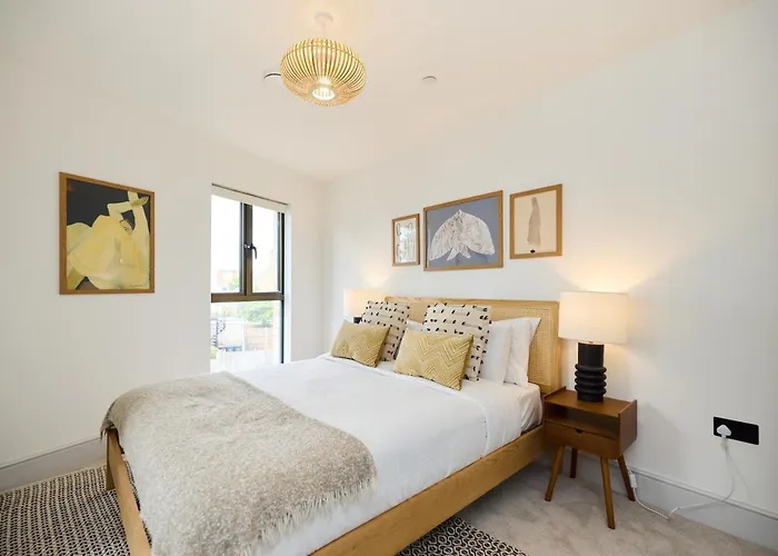 The South Wimbledon Escape - Lovely 3Bdr With Balcony
