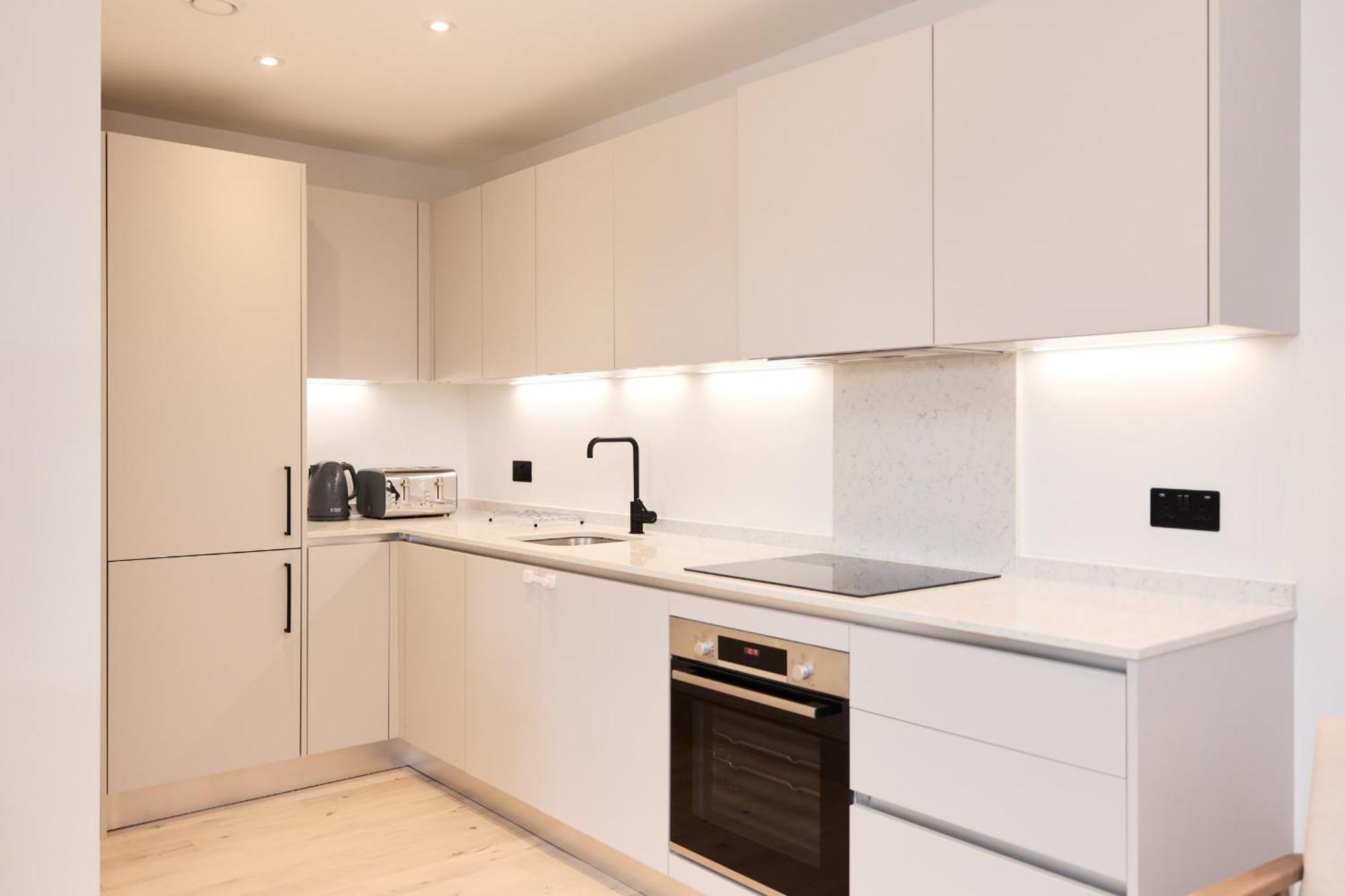 The South Wimbledon Escape - Lovely 3bdr With Balcony * Лондон