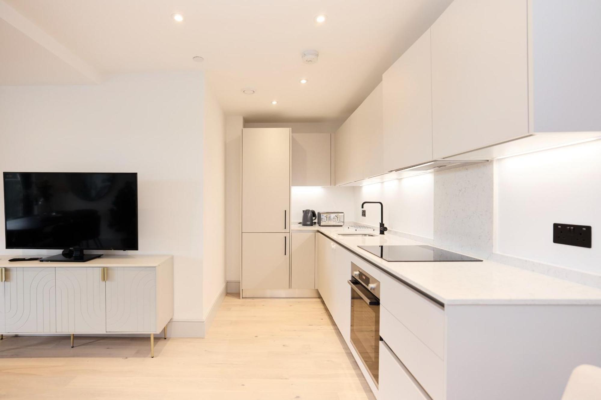 The South Wimbledon Escape - Lovely 3bdr With Balcony Апартаменты *
