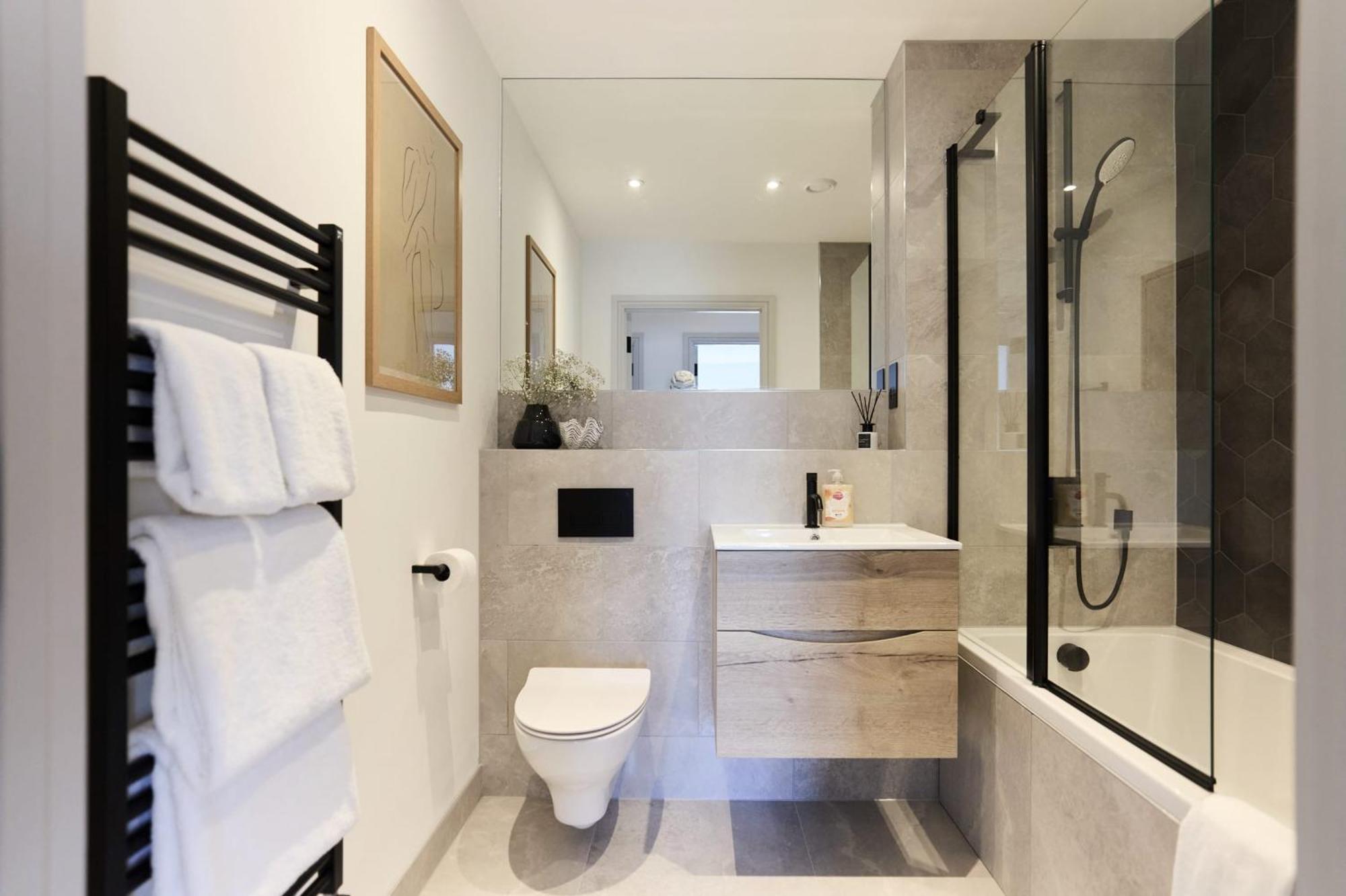 The South Wimbledon Escape - Lovely 3bdr With Balcony Лондон