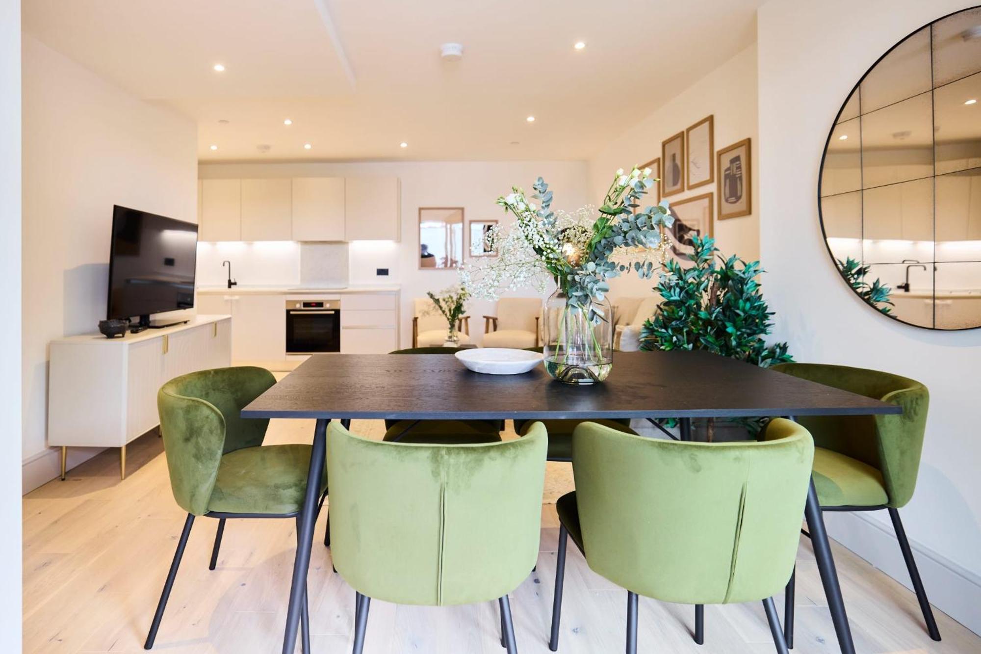 The South Wimbledon Escape - Lovely 3bdr With Balcony Лондон