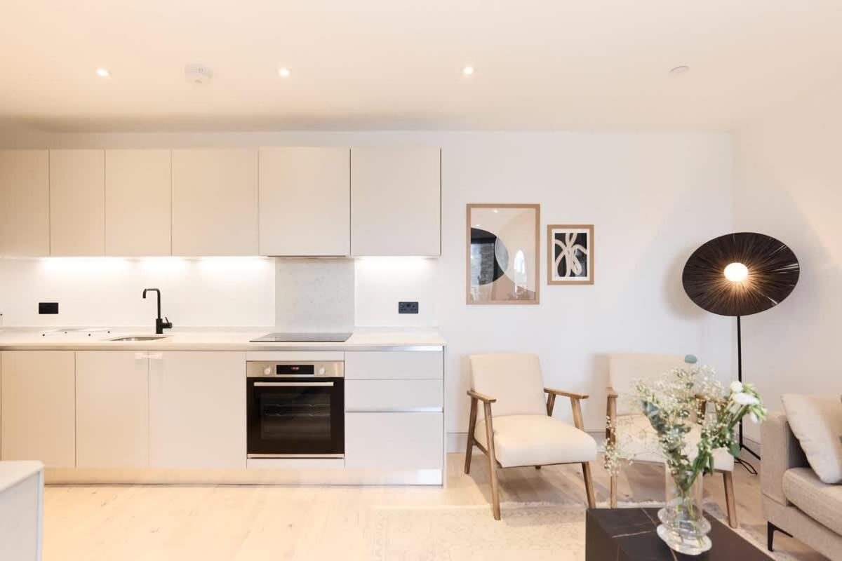 The South Wimbledon Escape - Lovely 3bdr With Balcony Appartement Londen